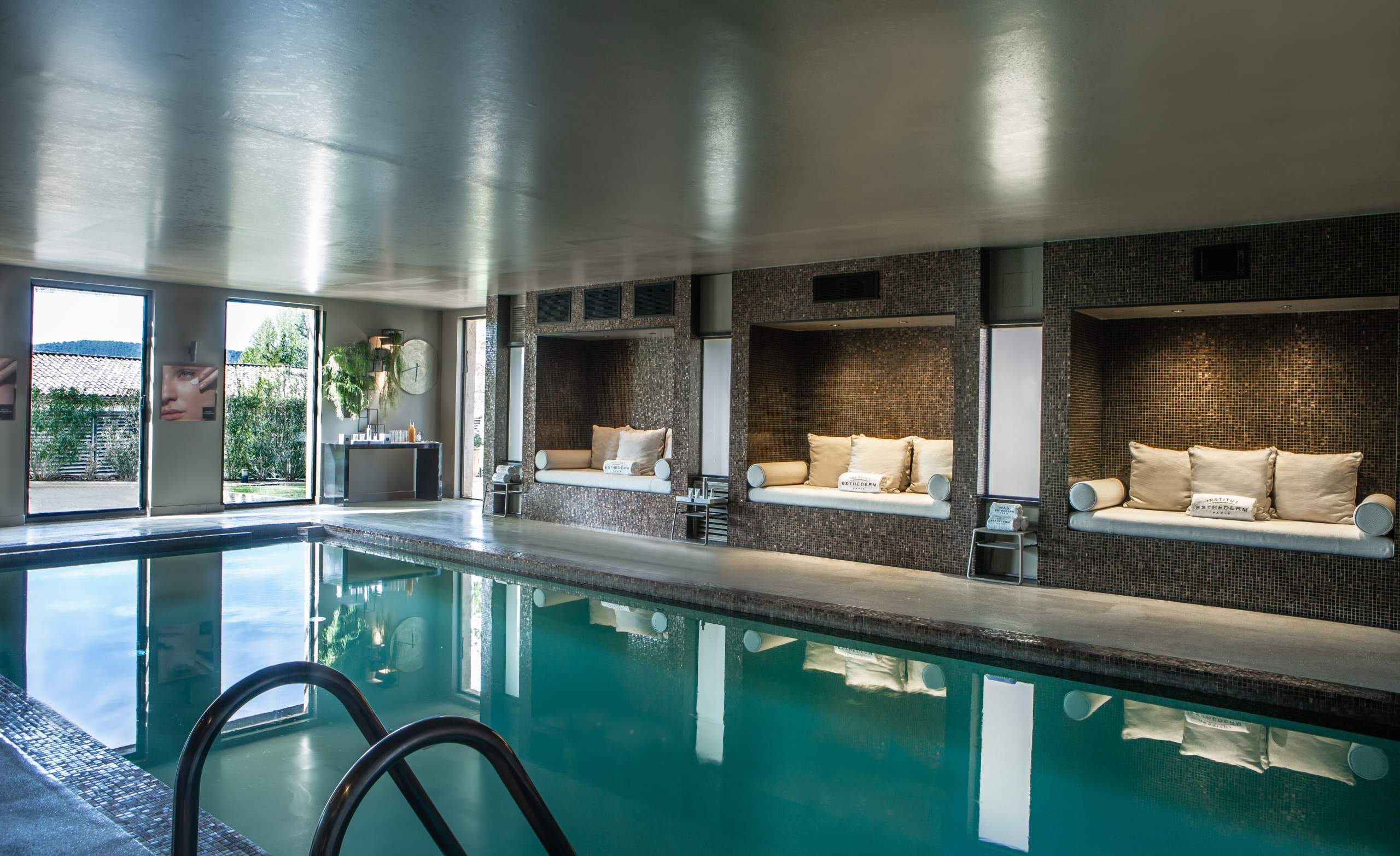 piscine intérieure Hotel 5 étoiles Aix-en-provence - Les Lodges Saintes Victoire 